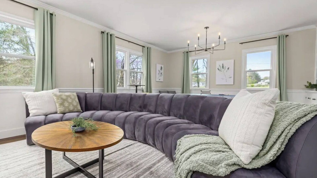 Altavista House | Spacious Large Group Getaway w/Hot Tub + Games!