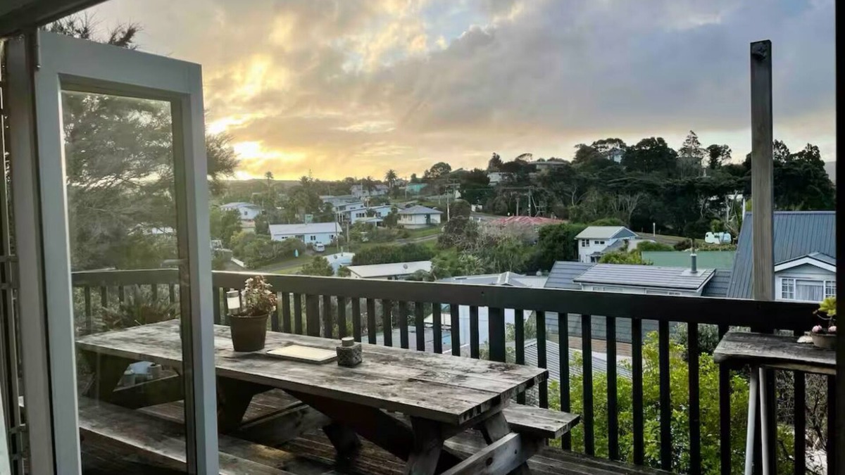 Raglan House | Spacious large sun drenched house, with Sea & bush views, 20 mins walk to town.