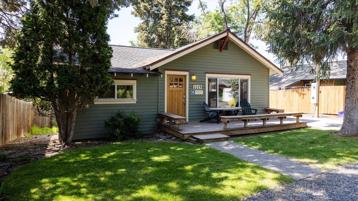 River West House | Spacious Layout │West Side │Walk Everywhere │Hot Tub │One Block to River