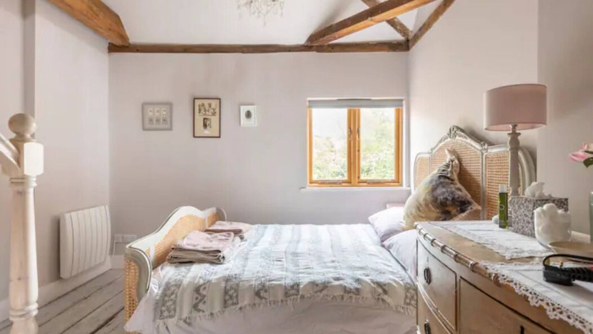 Cookham Apartment | Spacious, light apartment sleeps up to four