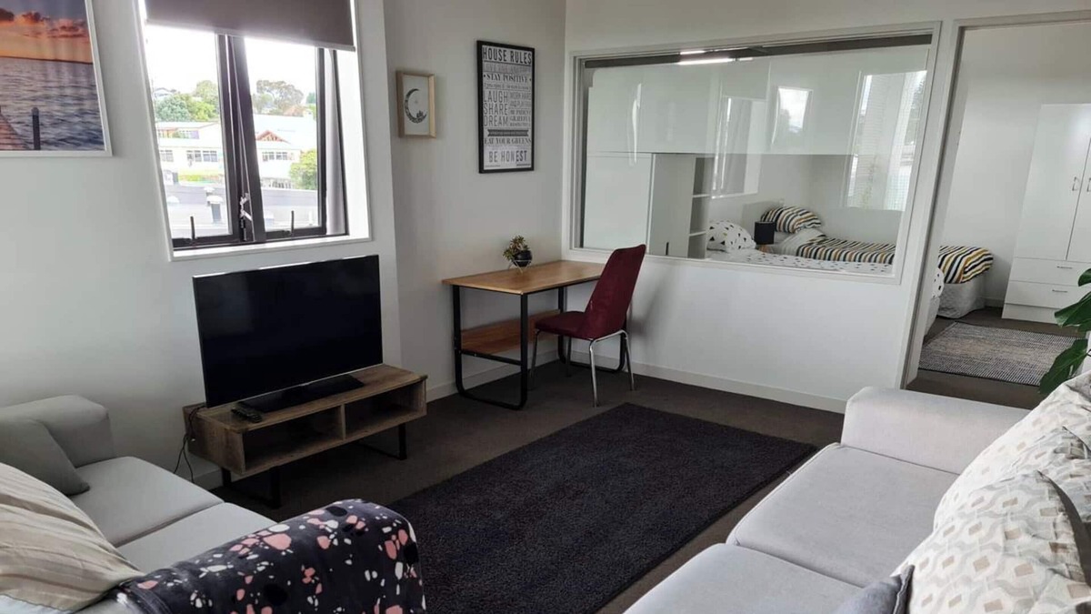 Avondale Apartment | Spacious living with parking in premises