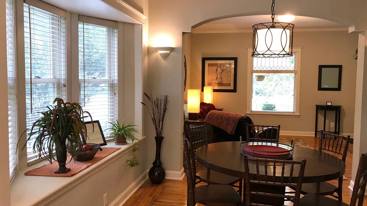 Southwest Minneapolis Apartment | Spacious Lk Harriet 2BR, great walking neighborhood yet min to downtown and MOA