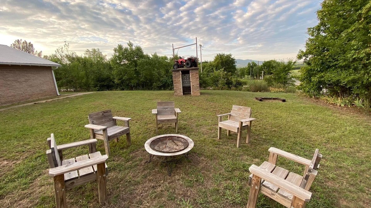 Bates Cabin | Spacious Lodge close to the Belle Starr Multi Use Trail System in the Ouachita’s