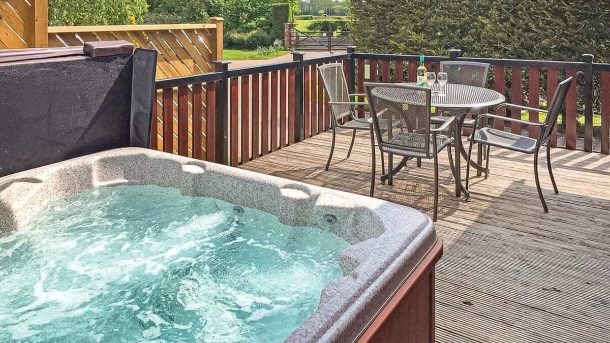 Scawton Ski Chalet | Spacious lodge with one double with en suite shower and one twin.