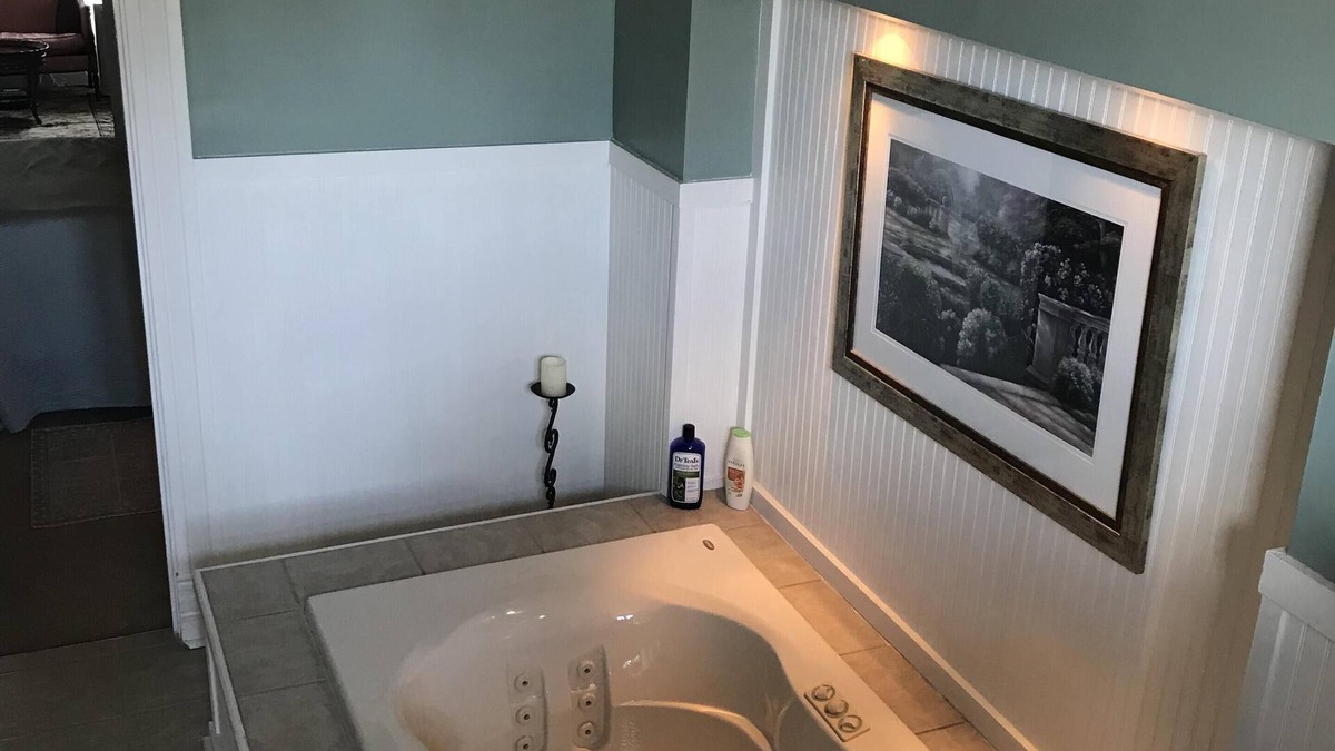 Madison Apartment | Spacious Loft/Spa in Heart of Historic Madison.