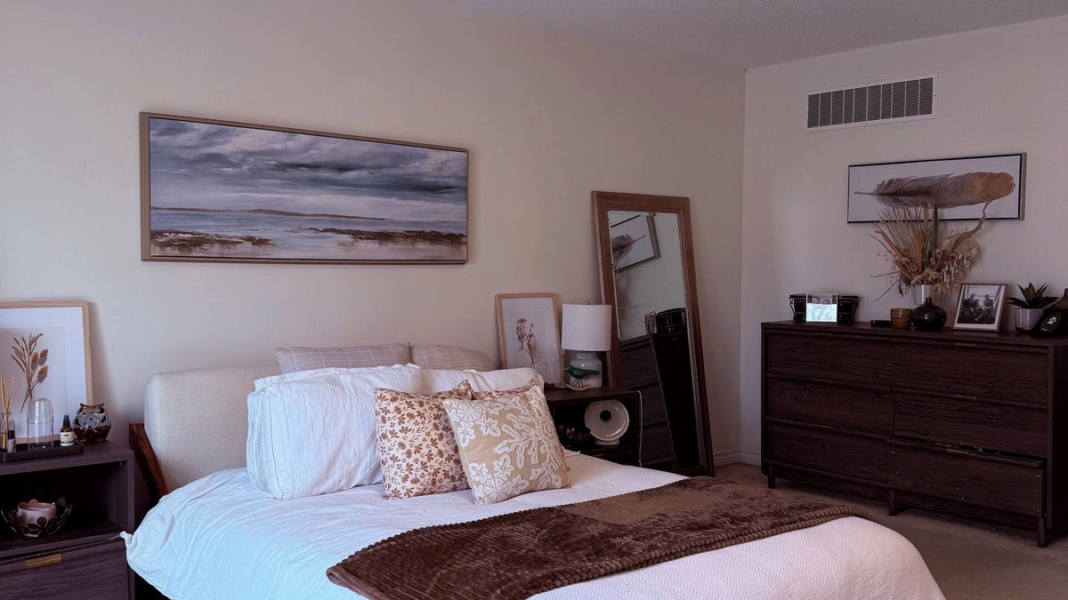 Islington - City Centre West House | Spacious Loft-Style Retreat | Private Room in Townhouse!