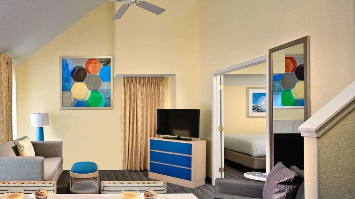 Chesterfield House | Spacious Loft Suite with Fully-equipped Kitchen! W/ Pool & Sports Court Onsite!
