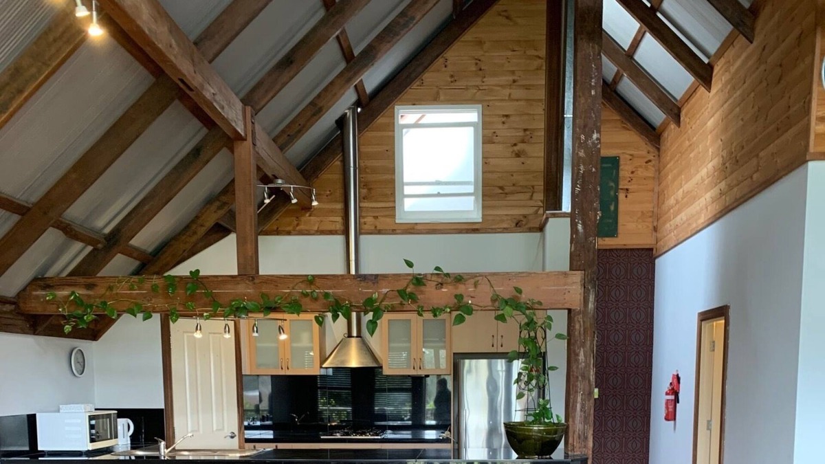 Guildford Apartment | Spacious Lofty Apartment, Stunning Views Overlooking Garden opposite Rose &Crown
