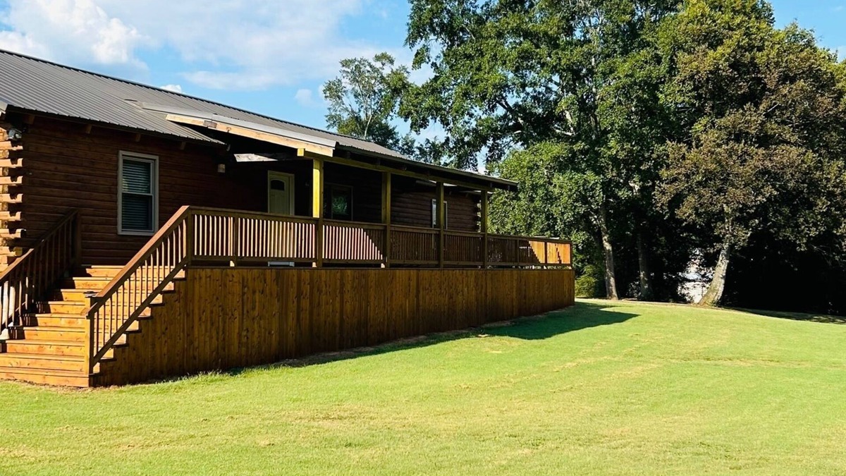 Groveoak Cabin | Spacious Log Cabin at Lake Guntersville