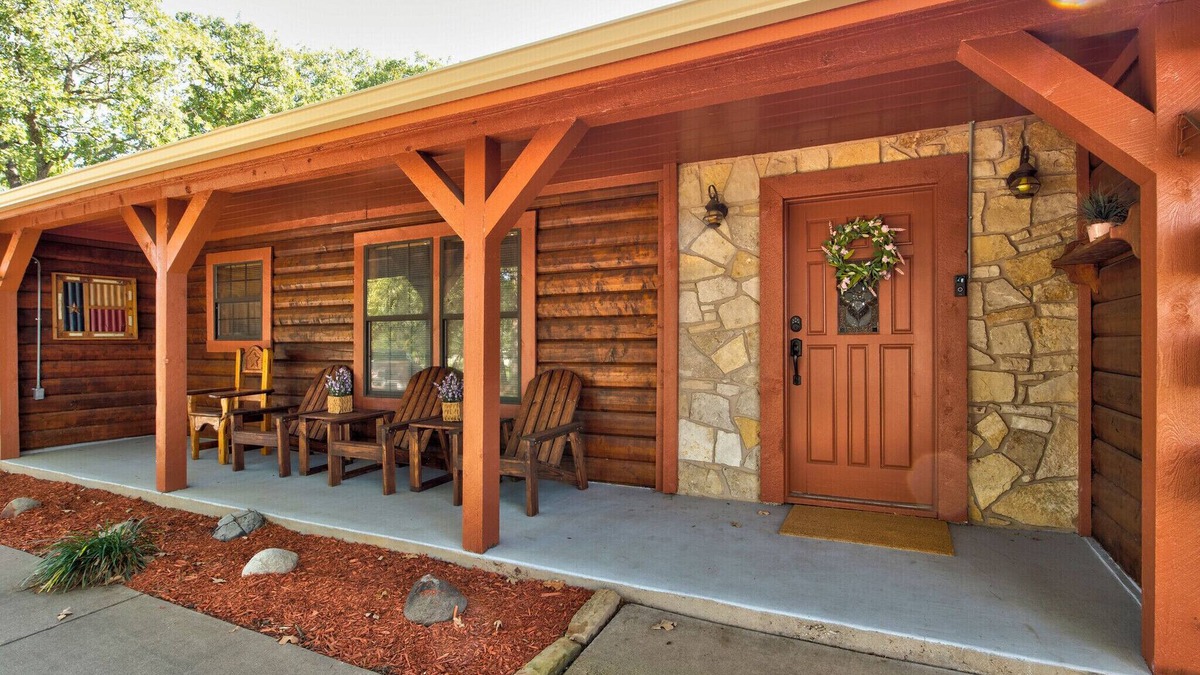 Granbury Cabin | Spacious Log Cabin For Your Entire family!