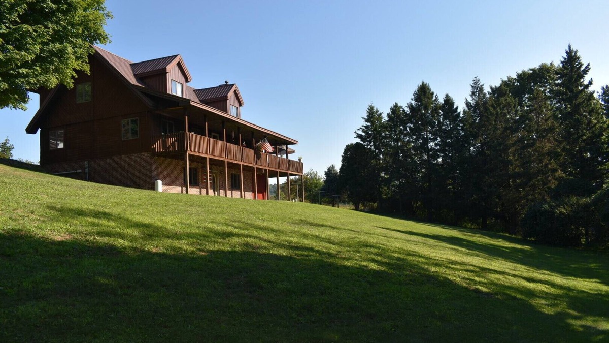 Hastings Cabin | Spacious log cabin overlooking our little town