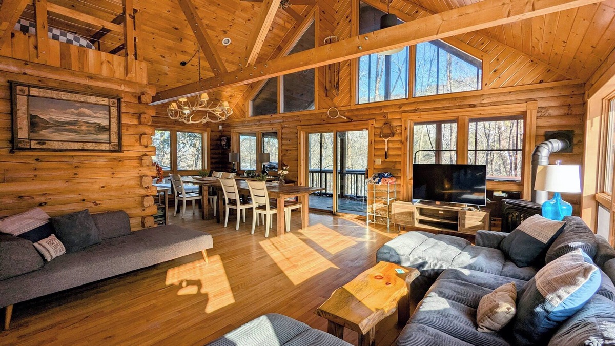 Warrensburg Cabin | Spacious log cabin in Warrensburg w/Hot Tub: 15 Mi to Lake George