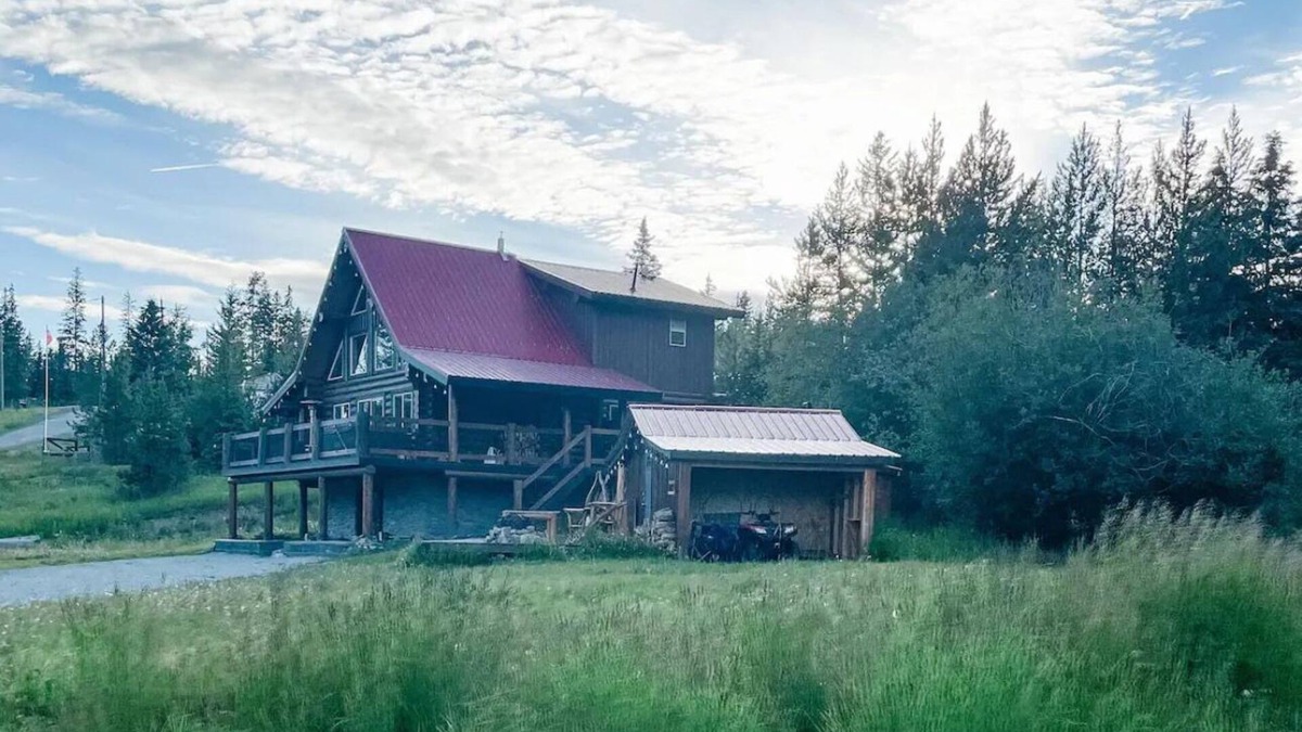 Logan Lake Cabin | Spacious Log Cabin With Hot Tub