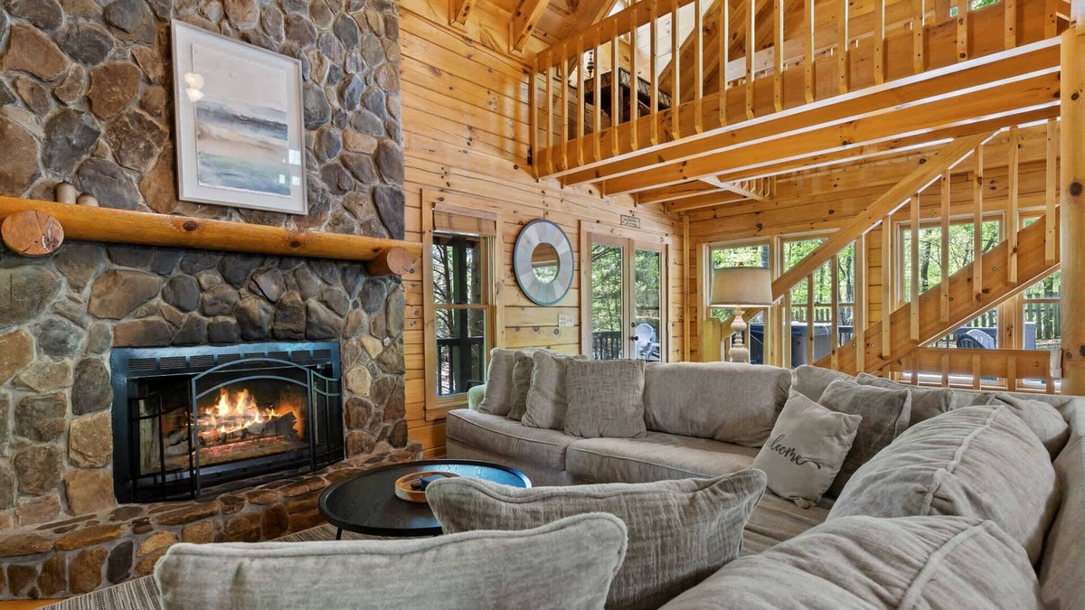 Blue Ridge Cabin | Spacious Log Cabin with Hot Tub & Fire Pit by Lake Blue Ridge 9 Guests