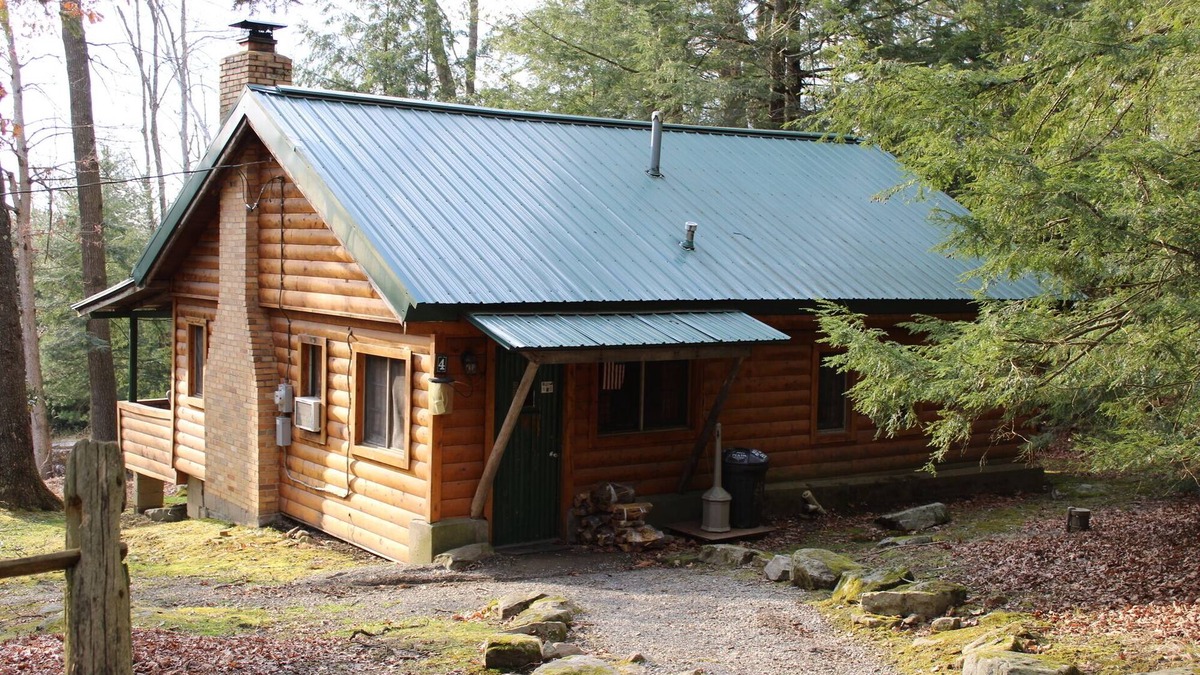 Clarington Cabin | Spacious Log Cabin with Fireplace