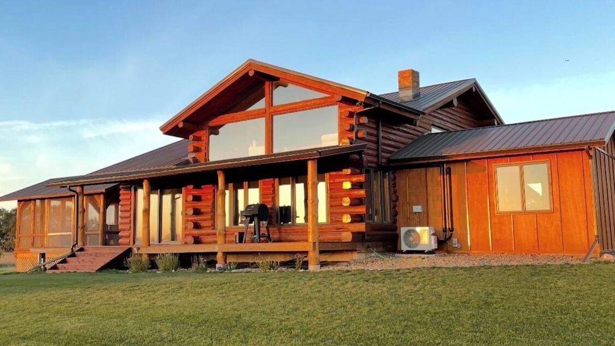 Pierre Cabin | Spacious Log Cabin with Stunning River Views – Private Retreat Close to Pierre