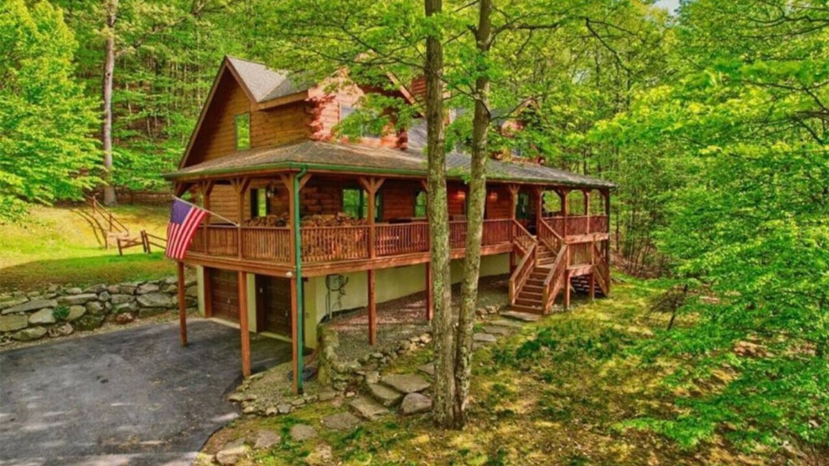 Warwick House | Spacious Log Home in Warwick "The Gretzky House"