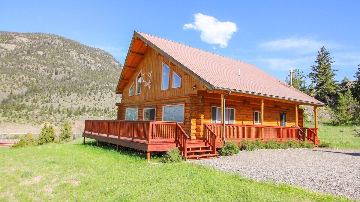 Emigrant House | Spacious Log Home near Yellowstone Park/Gardiner. Sleeps up to 12, deck and view