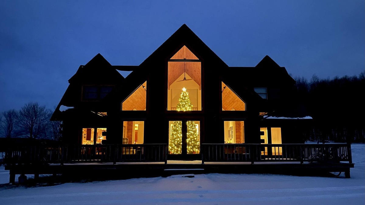 Delhi House | Spacious log home on a hill top with an amazing view