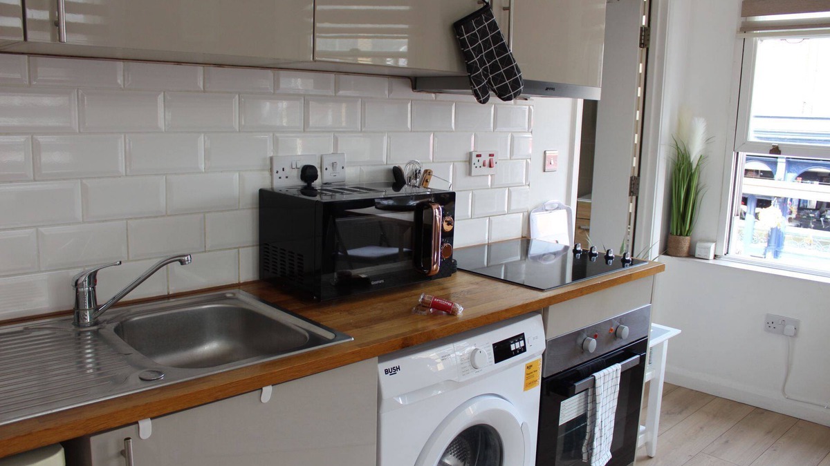 Finsbury Park Apartment | Spacious London studio zone 2 near Emirates stadium and Finsbury park