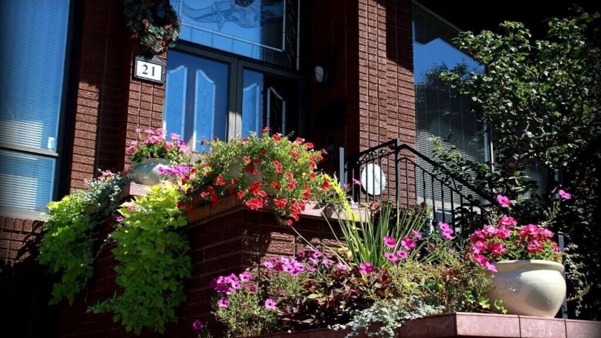 Humber Summit House | Spacious Lotus Room in A Stunning Chalet Style Home - YYZ