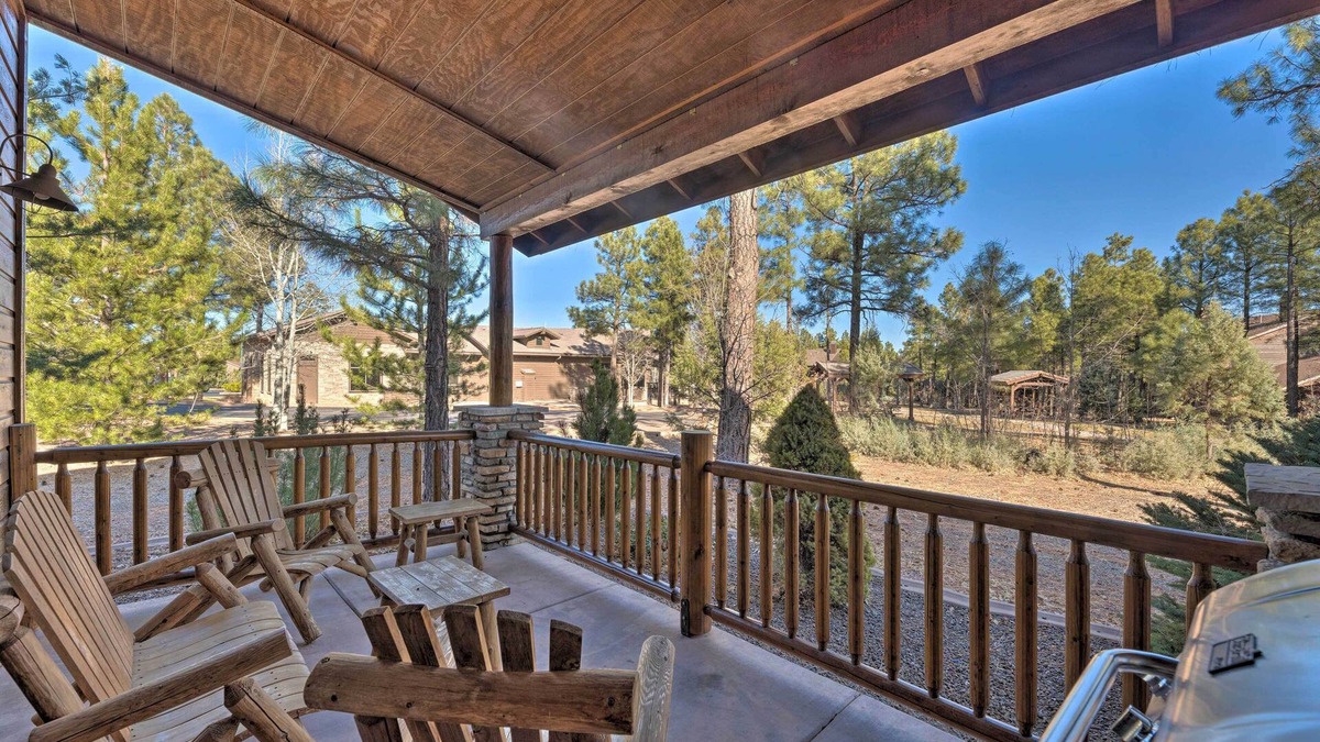 Torreon Cottage | Spacious & Lovely Getaway w/Deck in Show Low!
