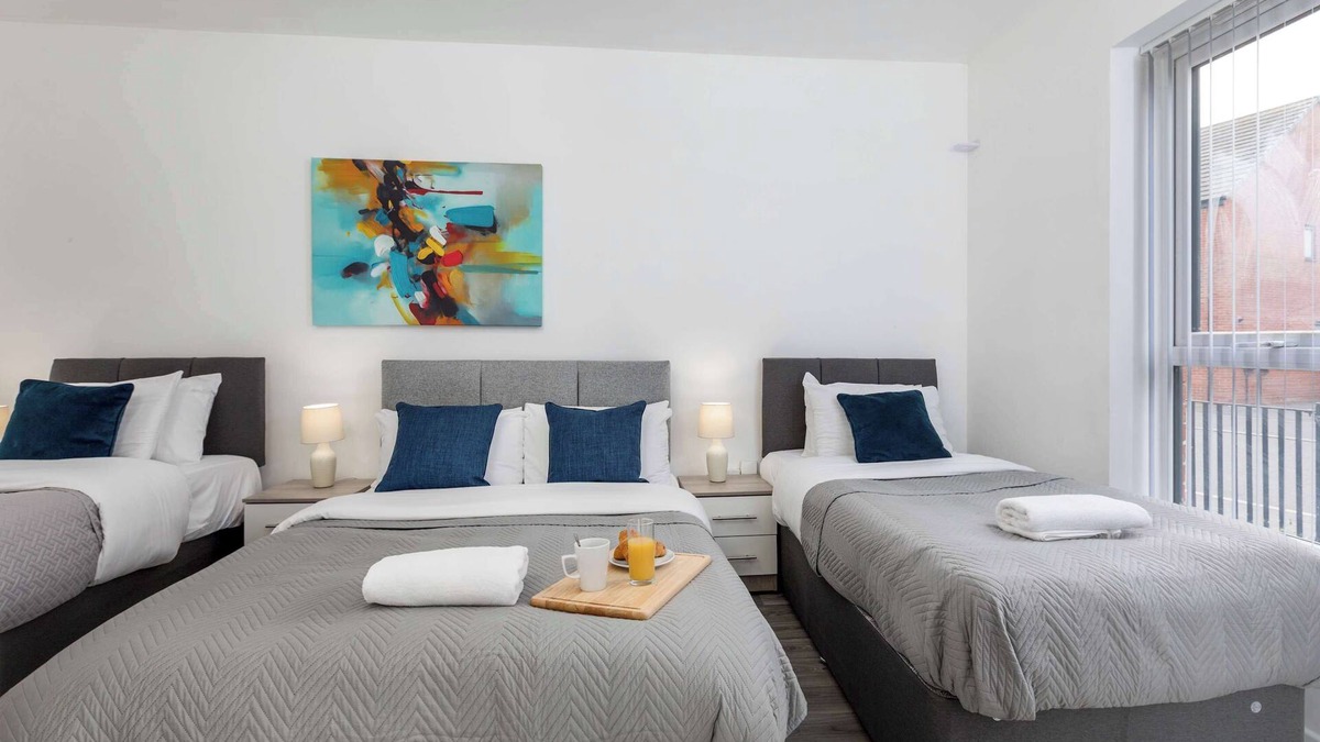 Hillsborough House | Spacious Luxurious Serviced Accommodation 4