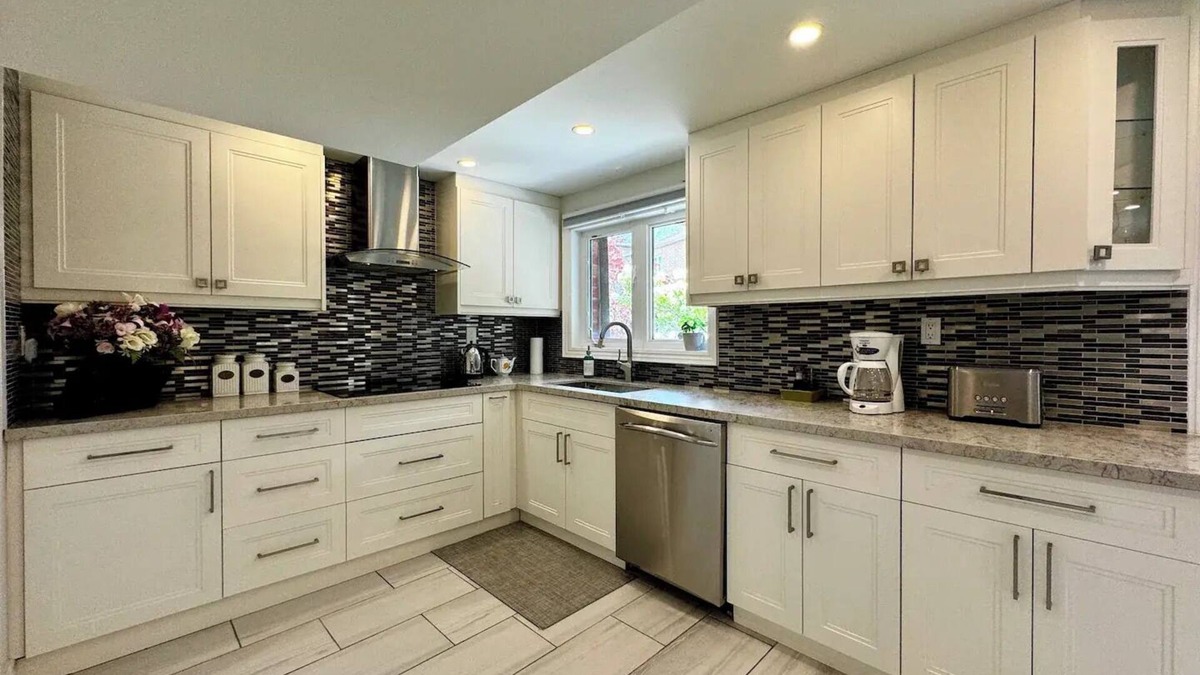 Richmond Hill Apartment | Spacious & Luxurious Richmond Hill "Basement"