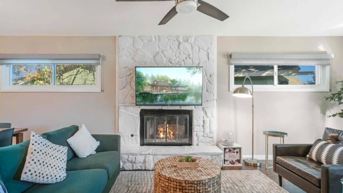 Irving House | Spacious Luxurious House, Big Groups and Pool