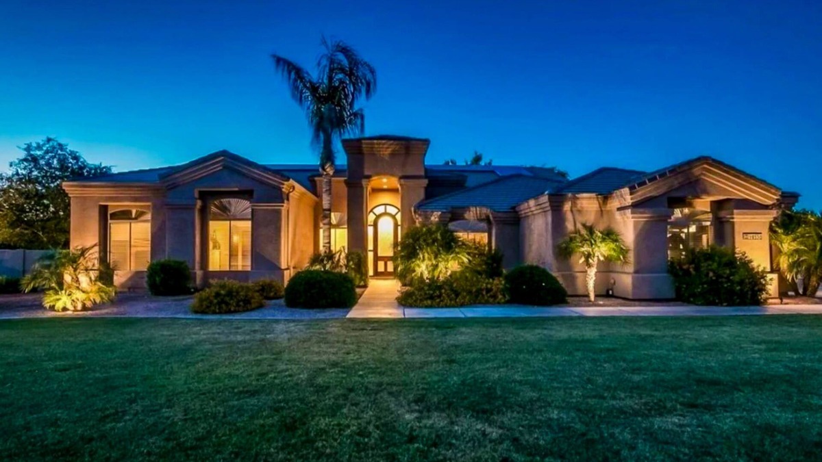Queen Creek House | Spacious & Luxurious oasis w/saltwater pool, hot tub, outdoor kitchen & sauna