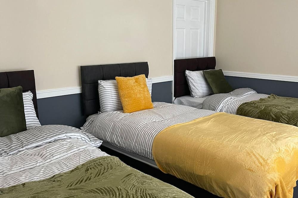 Tilbury House | Spacious Luxury 4 Bed House free parking and WiFi
