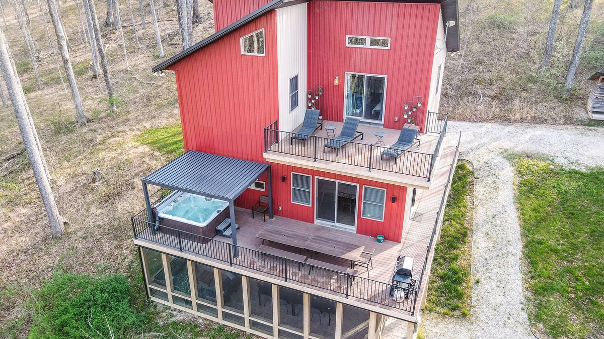 Carbon Hill Cabin | Spacious luxury cabin with hot tub and a great view!