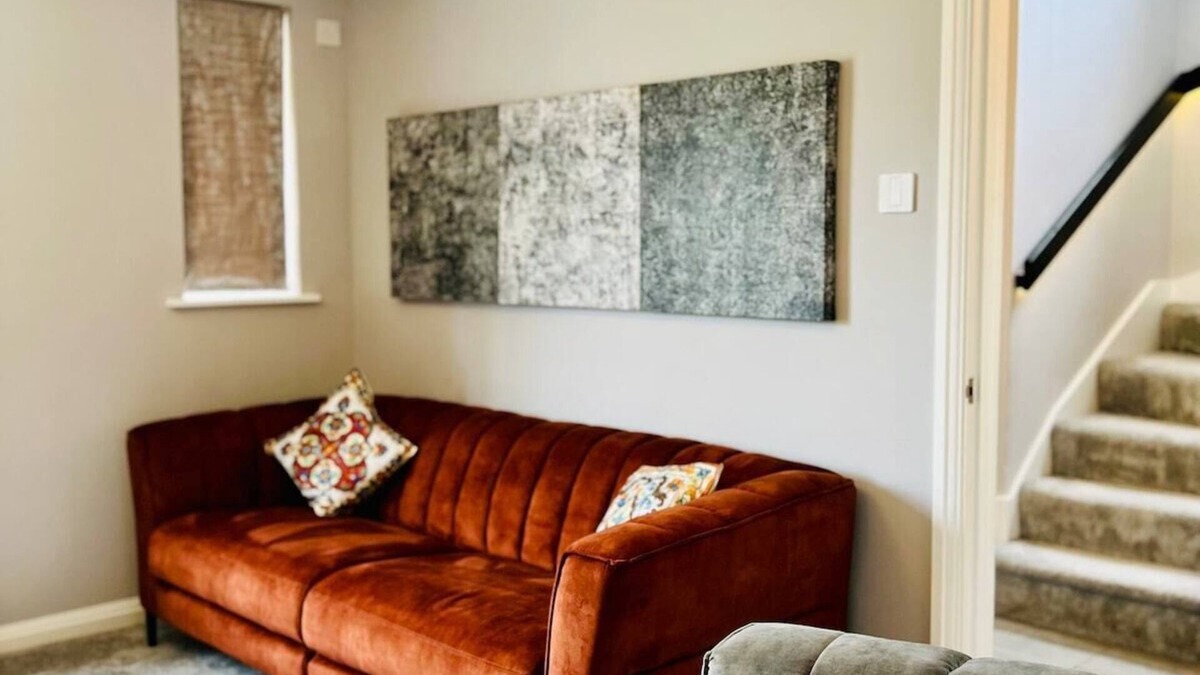 Colchester House | Spacious luxury home with garden & parking