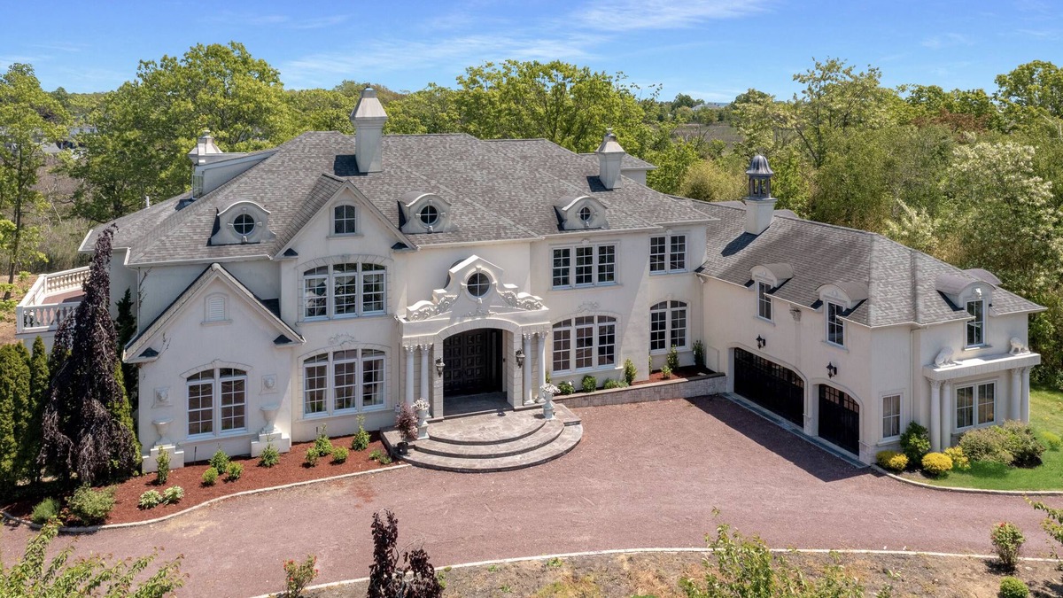 Oakdale Villa | Spacious Luxury Home in Long Island, New York