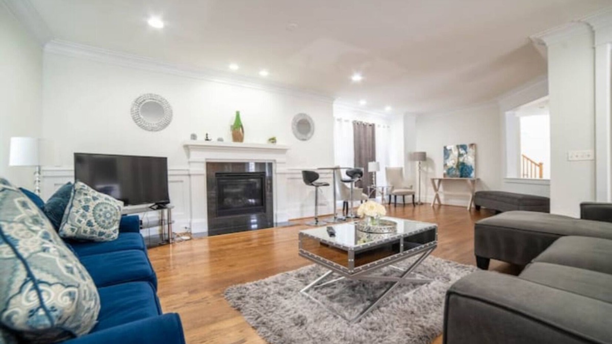 Aurora Highlands House | Spacious Luxury Home in the Heart of it ALL: 5 Bedroom, 5.5 bathrooms