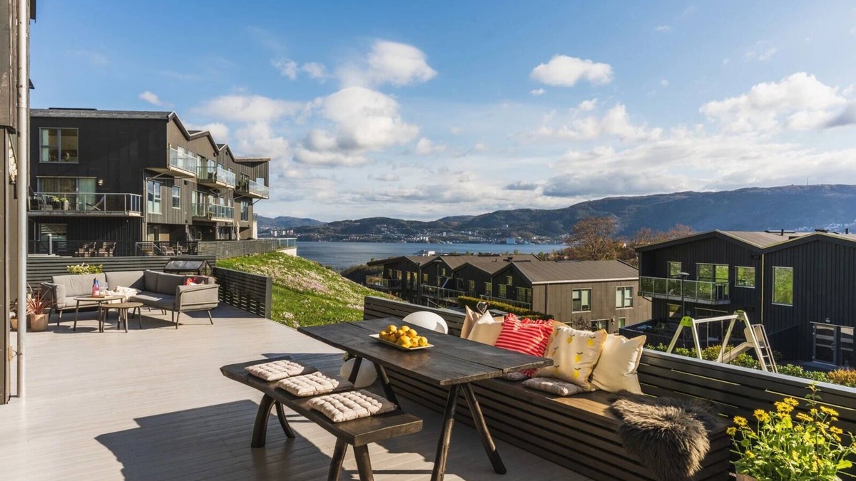 Laksevag Apartment | Spacious Luxury, Terrace + Parking
