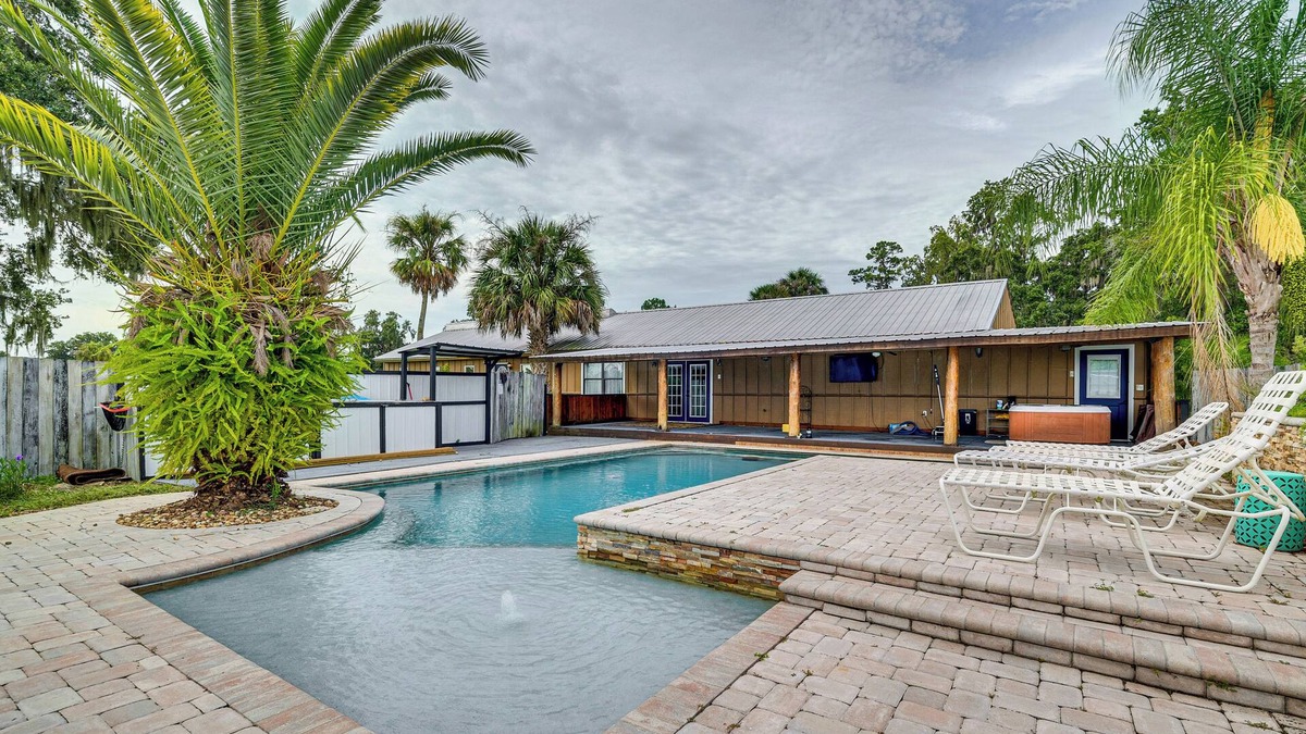 Micanopy House | Spacious Micanopy Farmhouse w/Luxurious Pool!