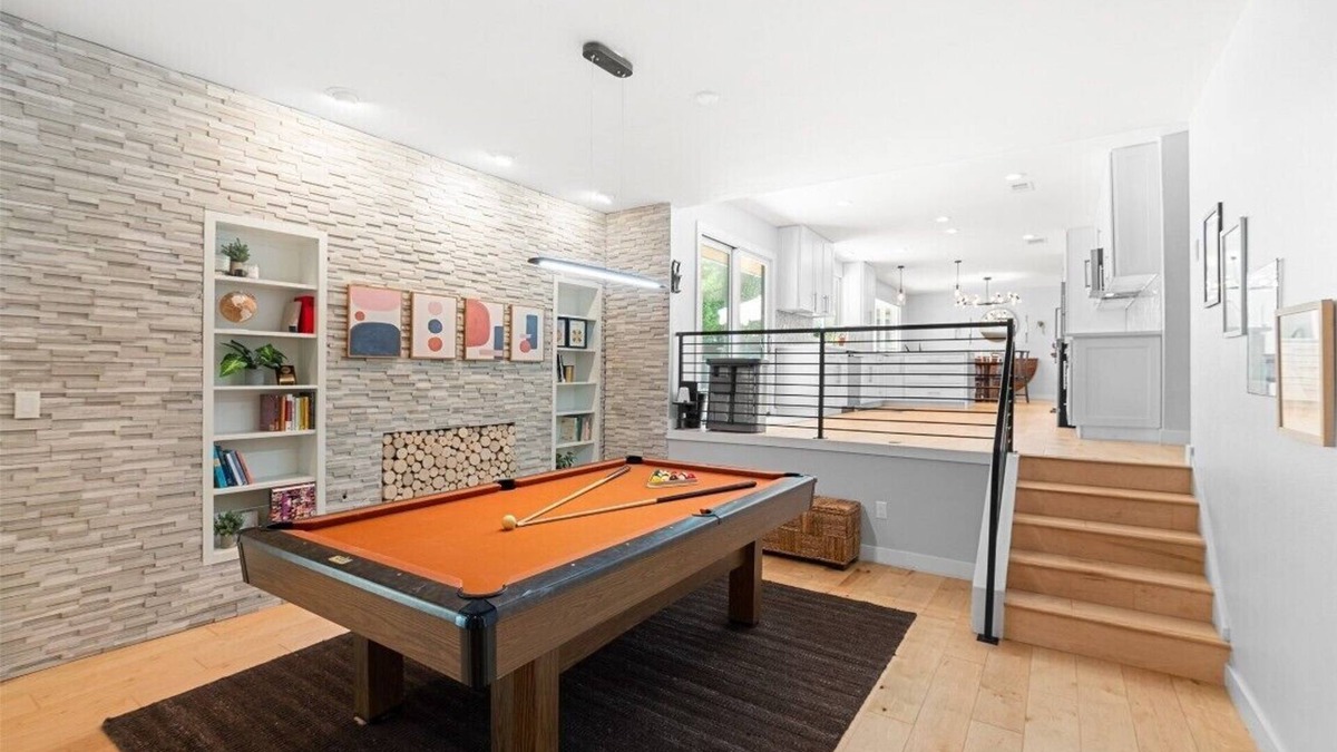 Riverside House | Spacious mid-century dream with a big pool 5 mins to downtown Austin original!