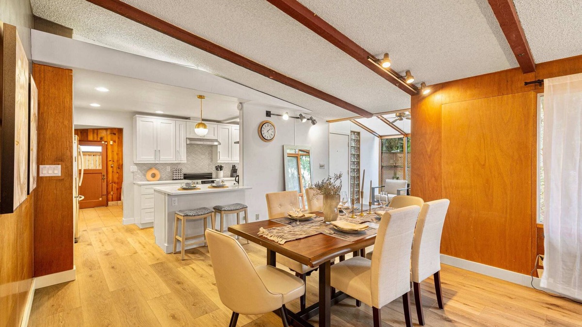 Meridian Park House | Spacious Mid Century Modern Sunroom Rambler with Portable AC