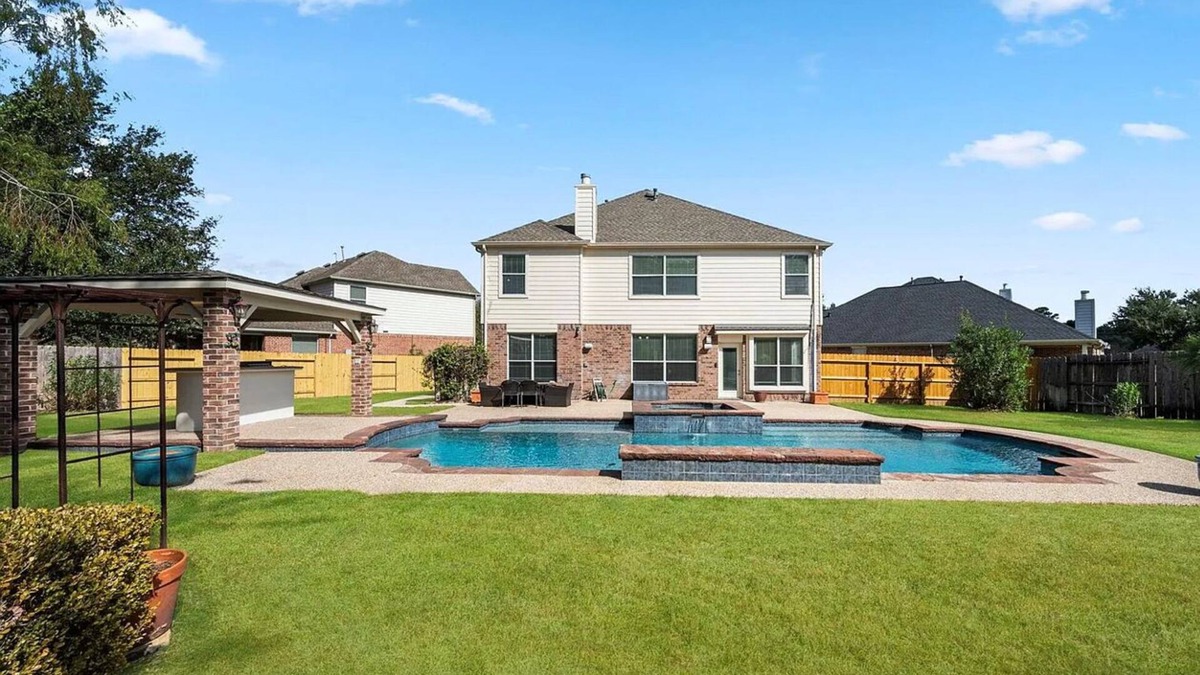 Louetta House | Spacious Mid Term Family Home In SPRING with Heated pool & Hot Tub.