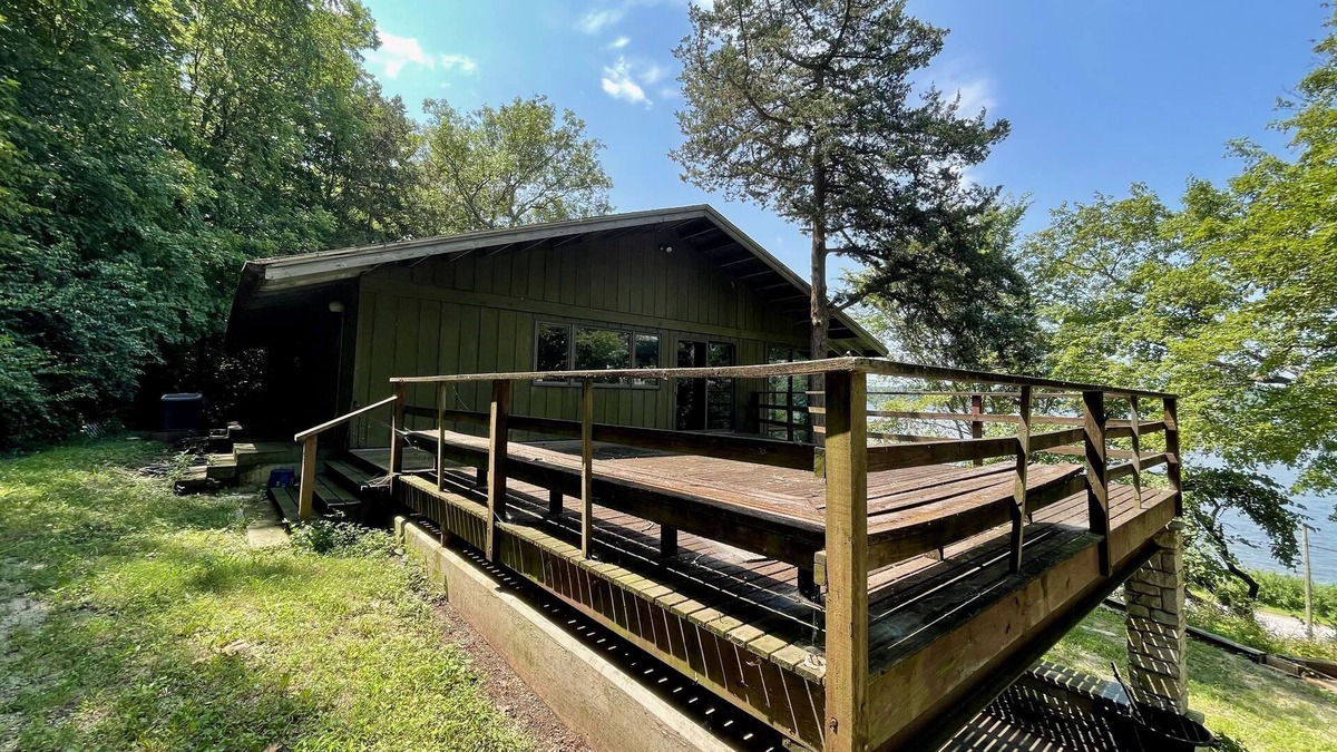 Nauvoo House | Spacious Midcentury Home right on the Mississippi River!