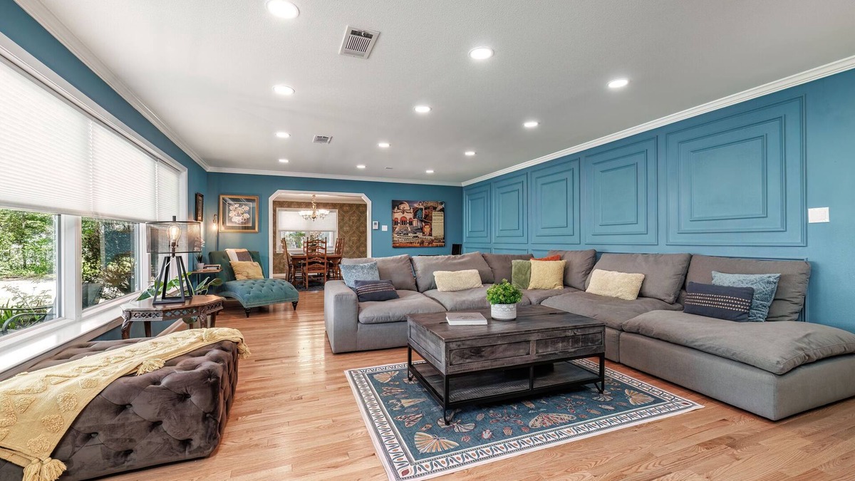 Hot Springs House | Spacious Midcentury home located 1 block from Oaklawn Racing and Gaming