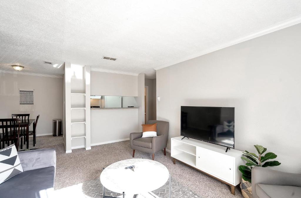 Midland House | Spacious Midland Getaway with Balcony