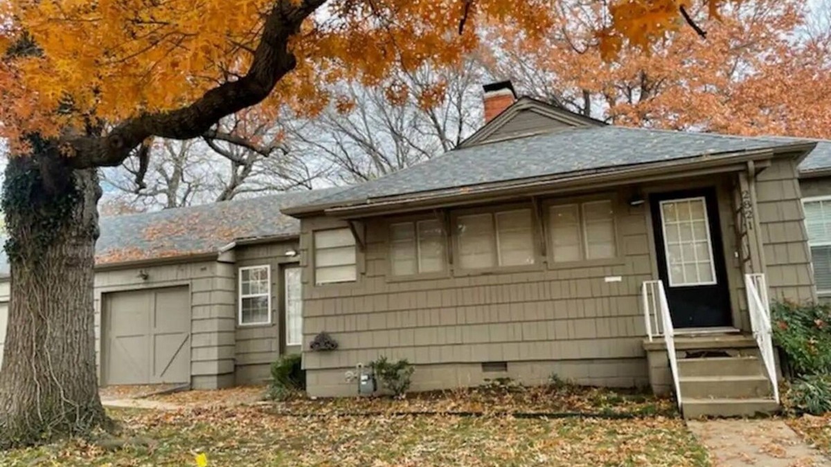 Tulsa House | Spacious Midtown 4 bedroom, 3 bath house with private yard. Close to Expo Center