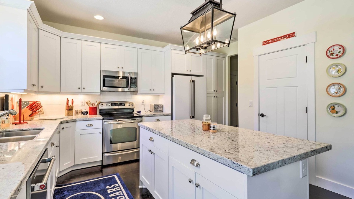Midway House | Spacious Midway Home w/ Balcony + Mtn Views!