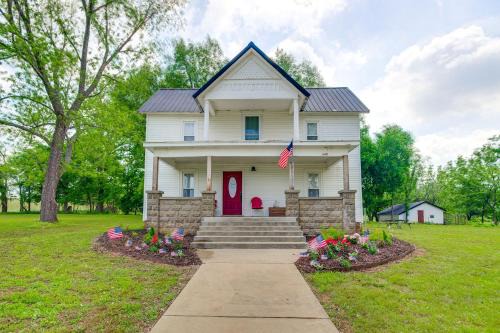 Greenfield House | Spacious Missouri Vacation Rental with Fire Pit!