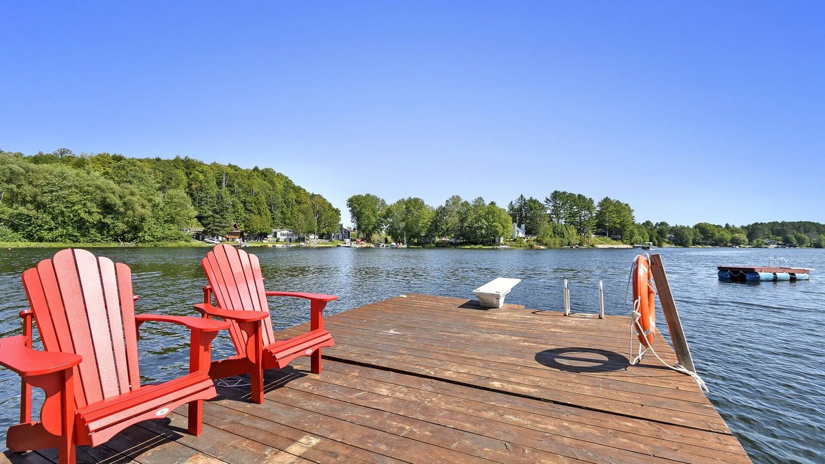 Papineau Regional County Municipality House | Spacious modern waterfront cottage with private beachfront