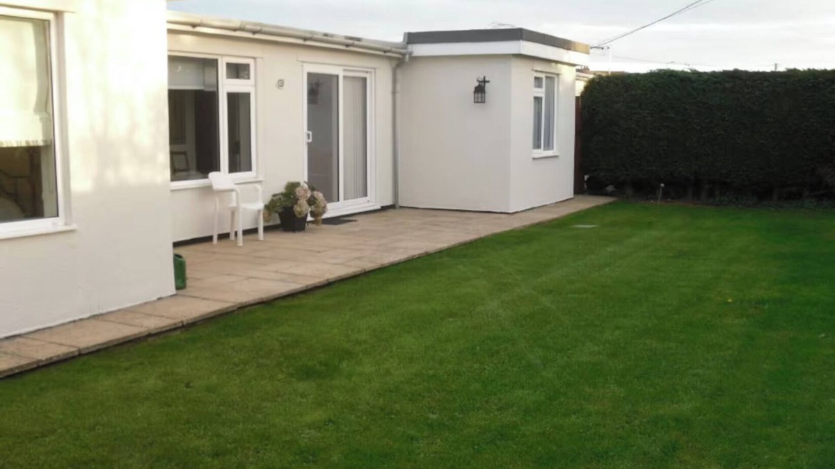St Mary's Bay House | Spacious & modern bungalow by the sea - New Romney, Hythe & Dymchurch