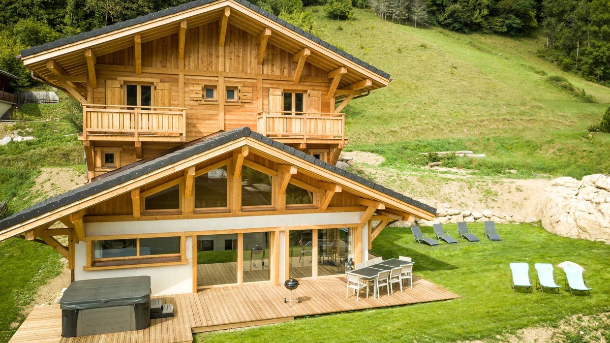Montriond Ski Chalet | Spacious, modern 2-14 person chalet with HOT TUB, SAUNA and HOME CINEMA room