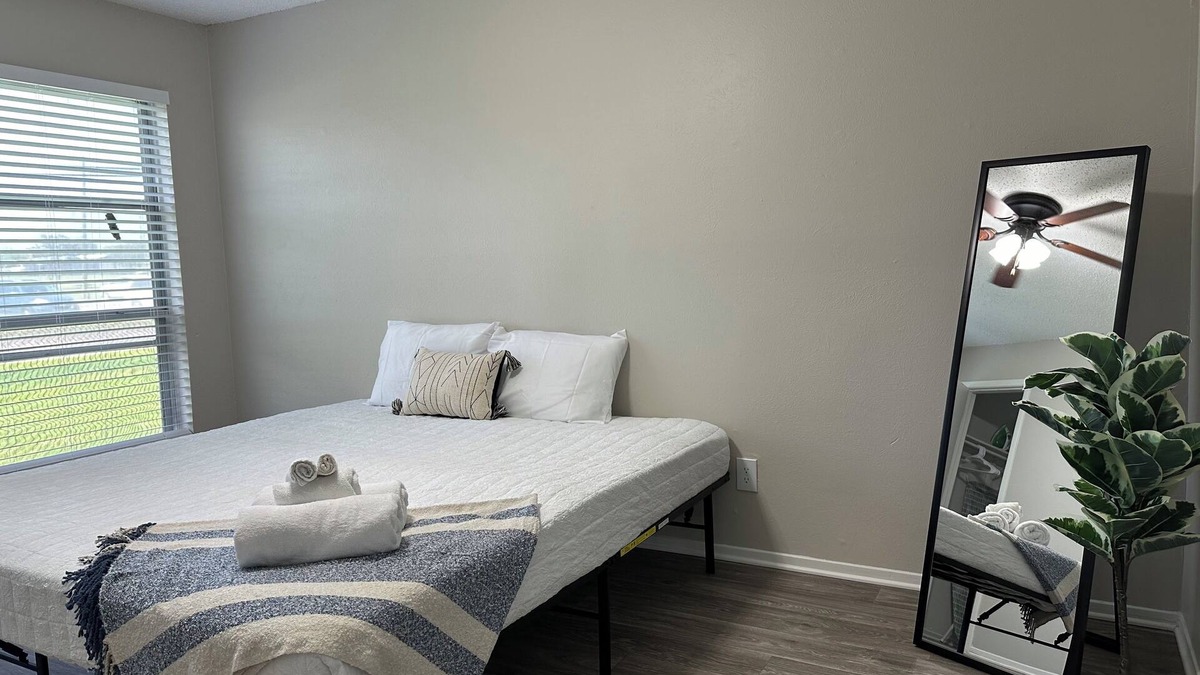 Sherman Apartment | Spacious modern 2 bdrm apt with pool, washer/dryer, internet, great location